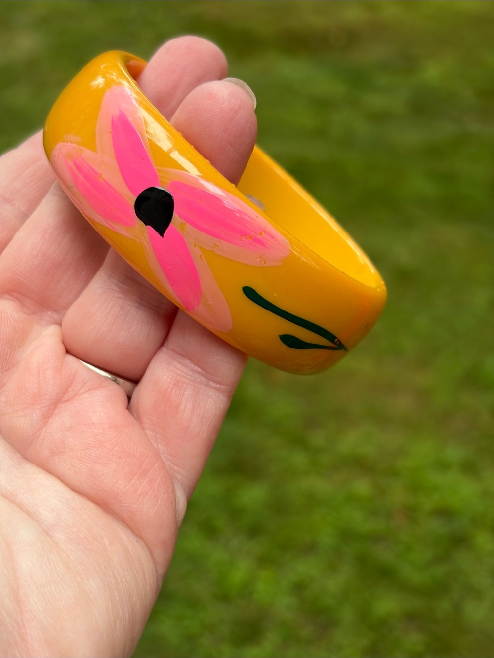 Vintage Bakelite Bangle Bracelet Butterscotch Yellow Hand Painted Floral TESTED - Picture 3 of 4